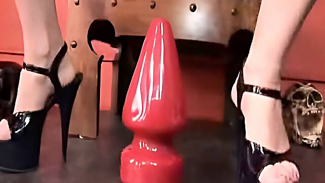 Kelly Wells fills her ass with huge dildos and butt plugs