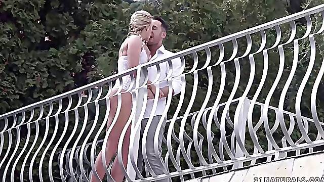 Vinna Reed is kissing a guy he wants to fuck, to make his dick very hard