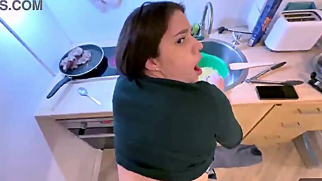 Young wife got distracted from the ckooking to serve my dick