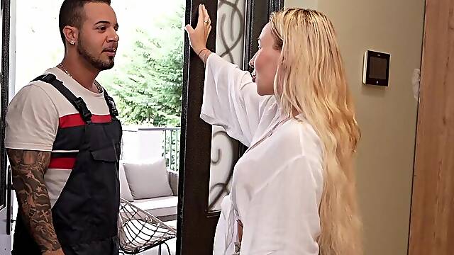 Plumber cleans out my cunt with his donger