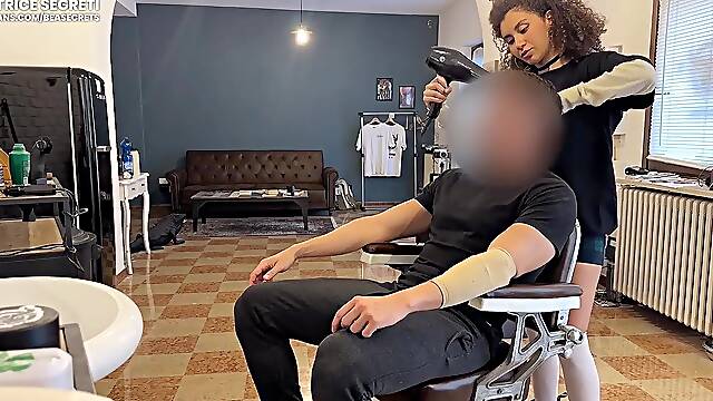 SBORRATA IN GOLA DAL BARBIERE, sono saltata sopra il suo cazzo