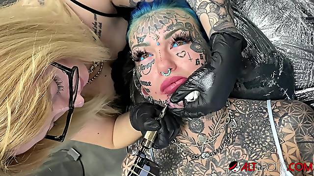 Australian bombshell Amber Luke gets a new chin tattoo